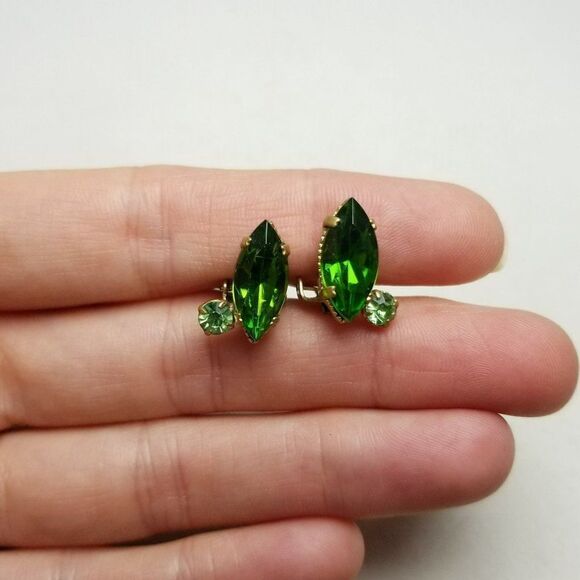 Vintage Green Rhinestone Marque Shape Clip On Earrings, Gold Tone Setting, 60s - Picture 5 of 6